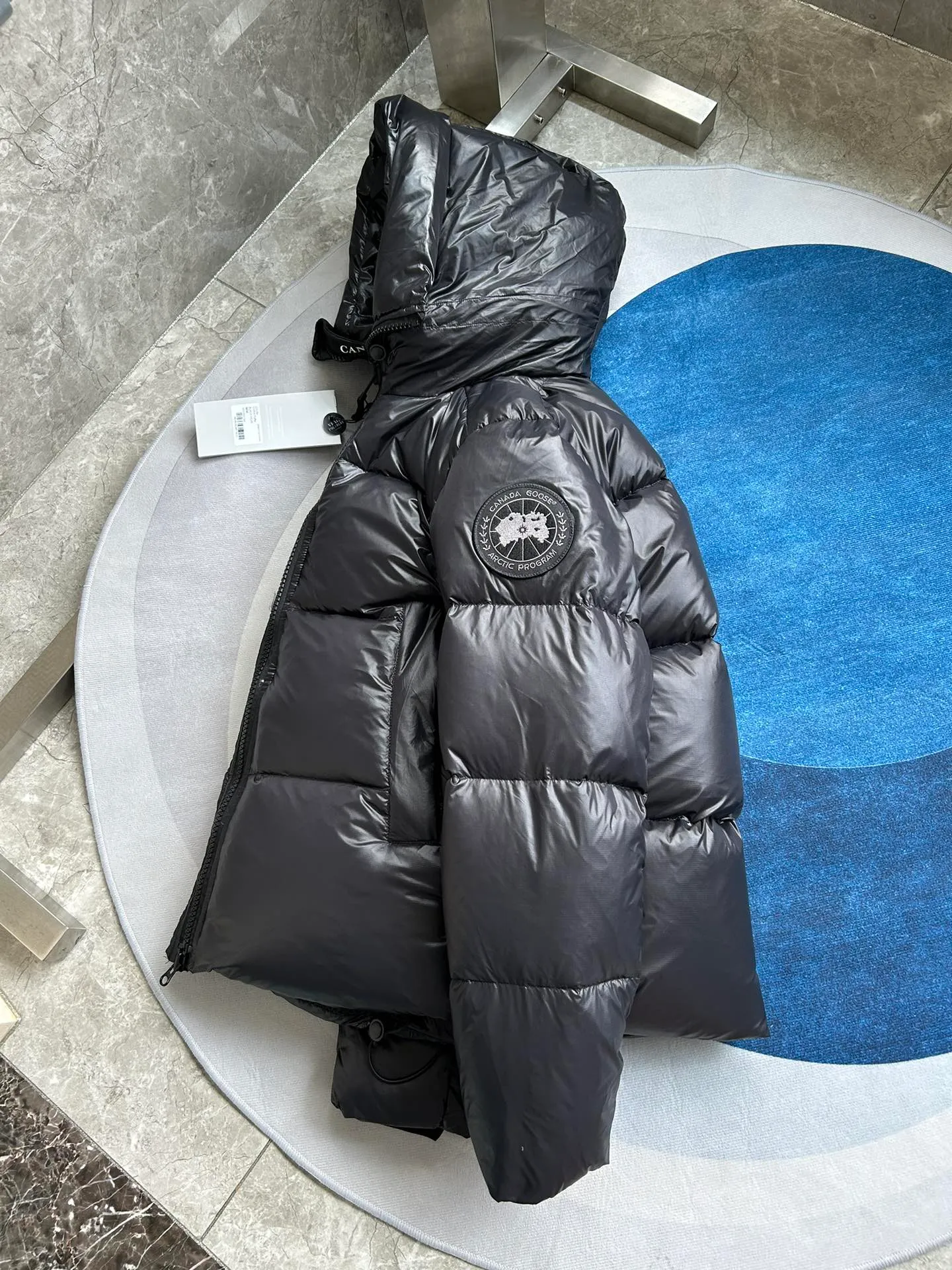 P820 ​​Black Black Label Style No.: Y111 𝘾𝘼𝙉𝘼𝘿𝘼 𝙂𝙊𝙊𝙎𝙀/Canada Goose 2023 Limited New Crofton Puff Down Jacket Pure Guangzhou Inspection 80 White Duck Down Filling‼  Top version, ceiling level‼ Crofton soft bread, the latest style in 2023, has a cold protection effect of up to level 4. It is made of recycled Feather-Light tear-resistant fabric. It is ultra-light and has no weight on the upper body at all! The unique black label highlights your temperament‼  Canada Goose, a Canadian brand, has always been recognized as the warmest down jacket. Various Instagram celebrities, Internet celebrities, and celebrities often wear it for street photos. I do Canada Goose every year, but I still can’t get rid of my love for the geese. No matter how cold the winter is, there is no need to be afraid, because there are geese! Filled with 80% white duck down, Canada Goose is the legendary warmest down jacket and is known as a must-have for Arctic outdoor sports! The most popular down jacket in the world, celebrities are rushing to buy it, it is a must-have! Same style for men and women Size: S~XXL